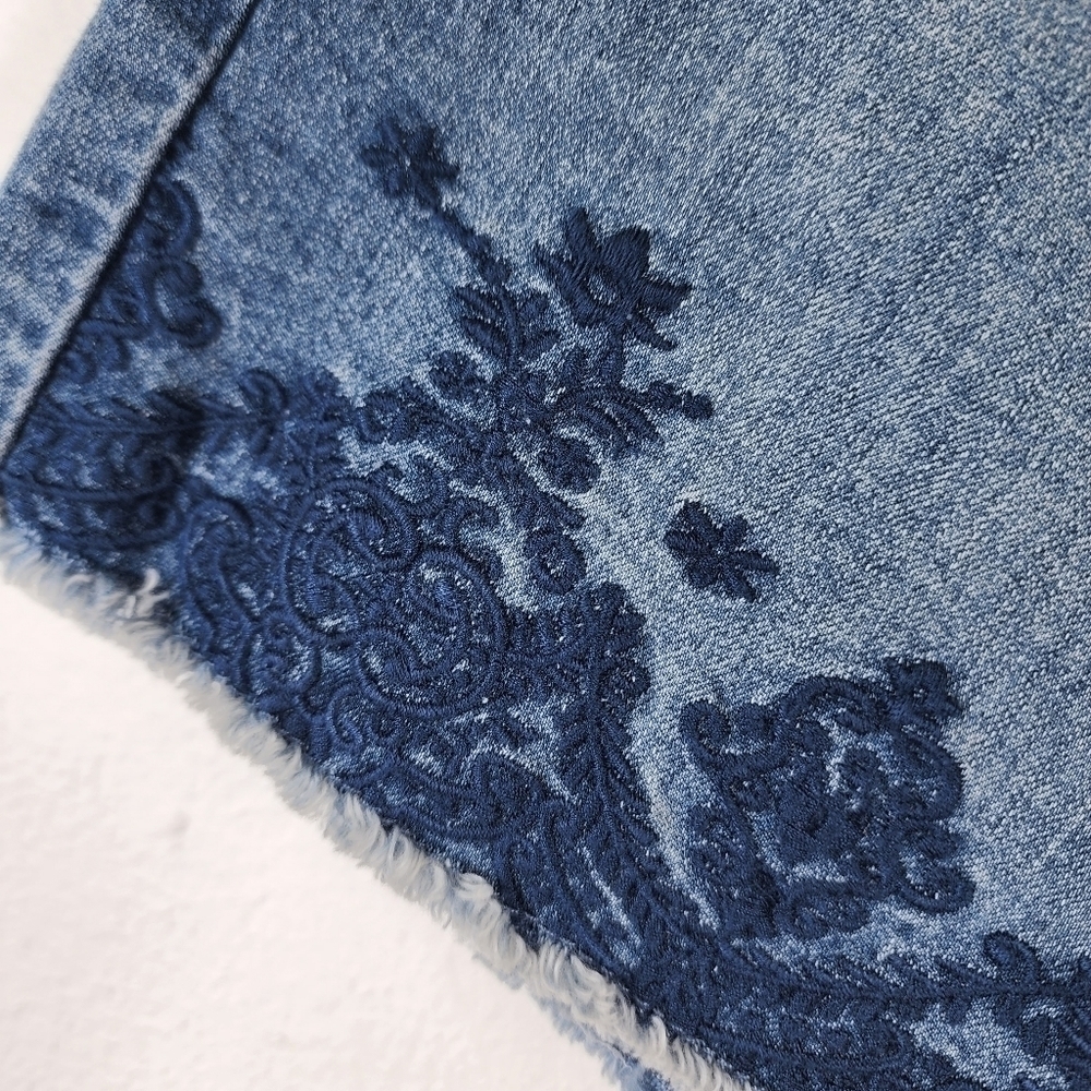 EST. 1946 DENIM EMBROIDERED SHORTS - Picture 6 of 9